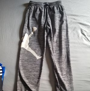 Boys Jordan joggers size M